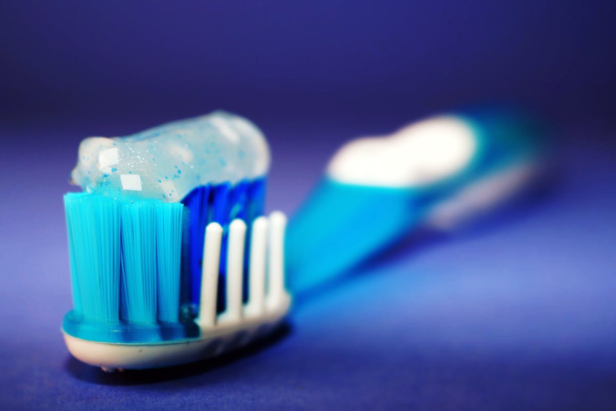Zähne verfärben sich trotz Whitening-Zahnpasta