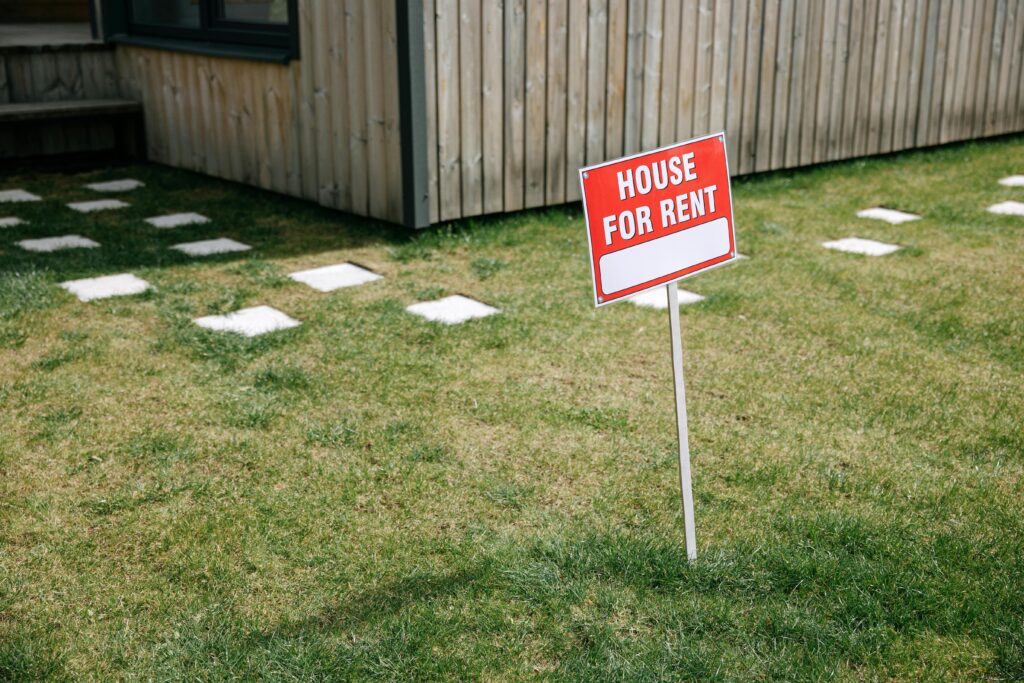 Mietvertrag enthält Gartenpflege-Klausel? Diese Regel ist oft unzulässig