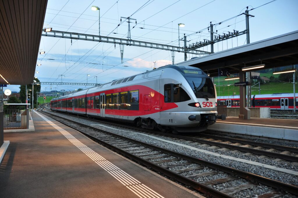 Bahn verspätet, Anschlusszug verpasst? So bekommst du dein Geld zurück