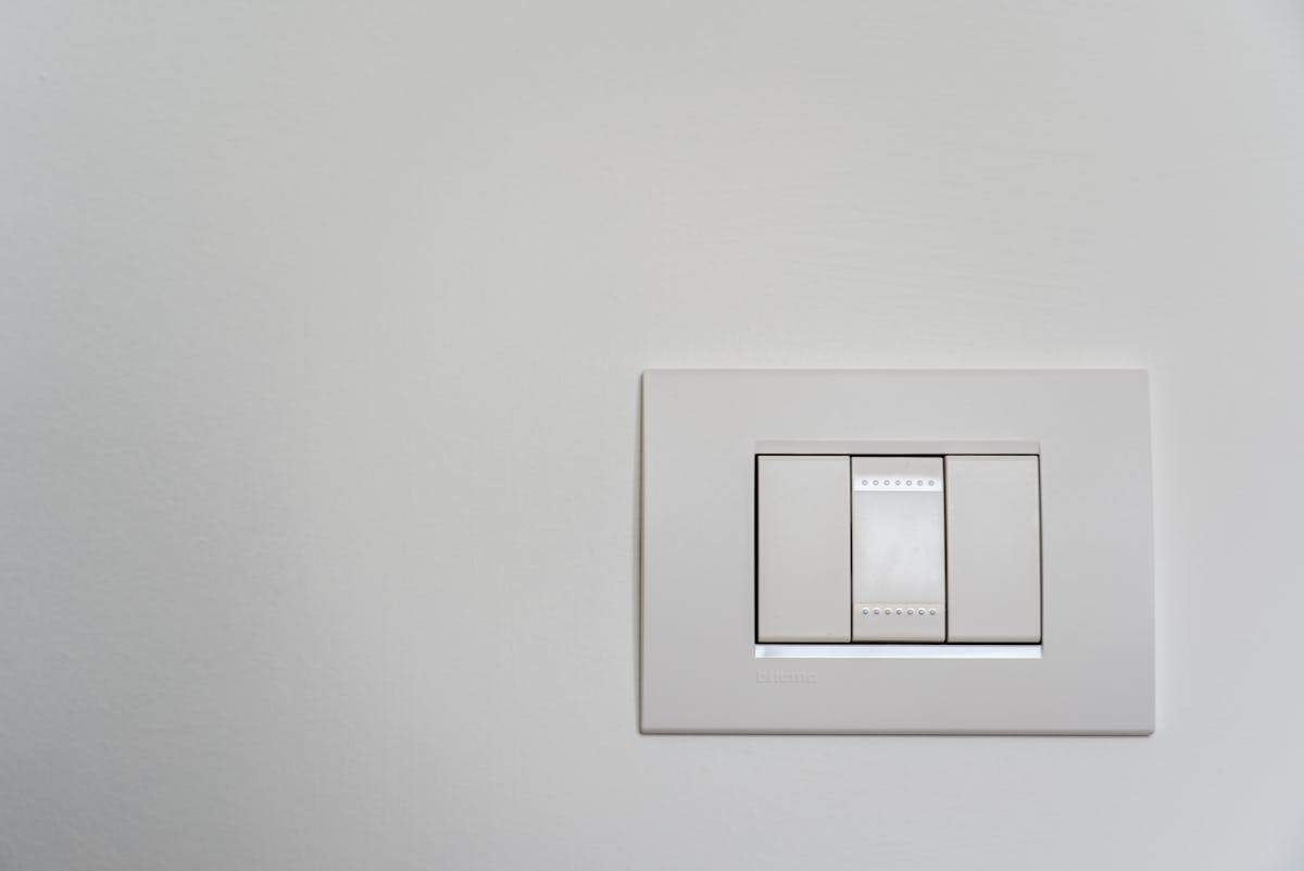 Lichtschalter gibt Funken ab Dieser Kontakt kann gefährlich sein